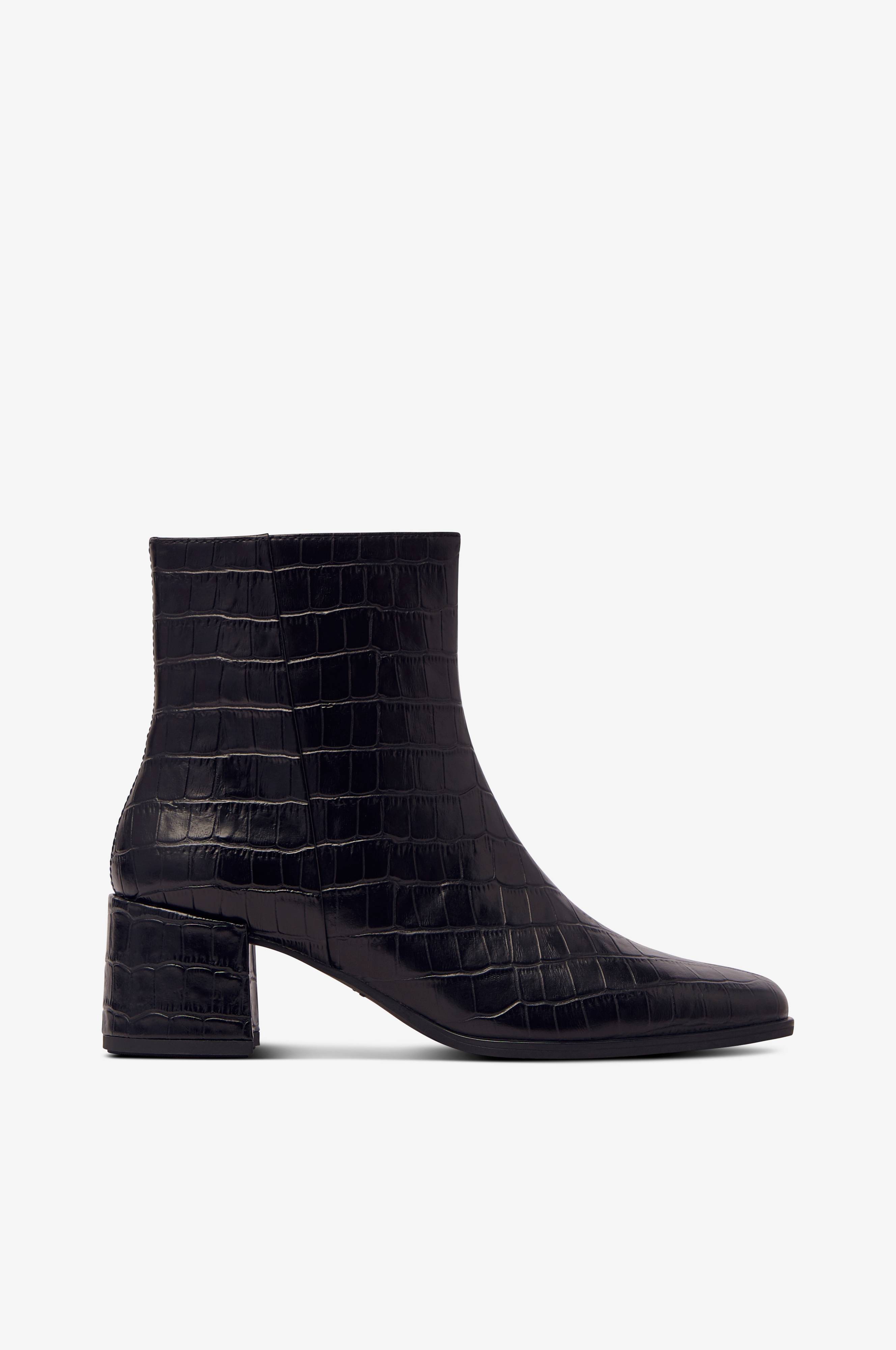 vagabond stina lace up mid heeled ankle boot in black