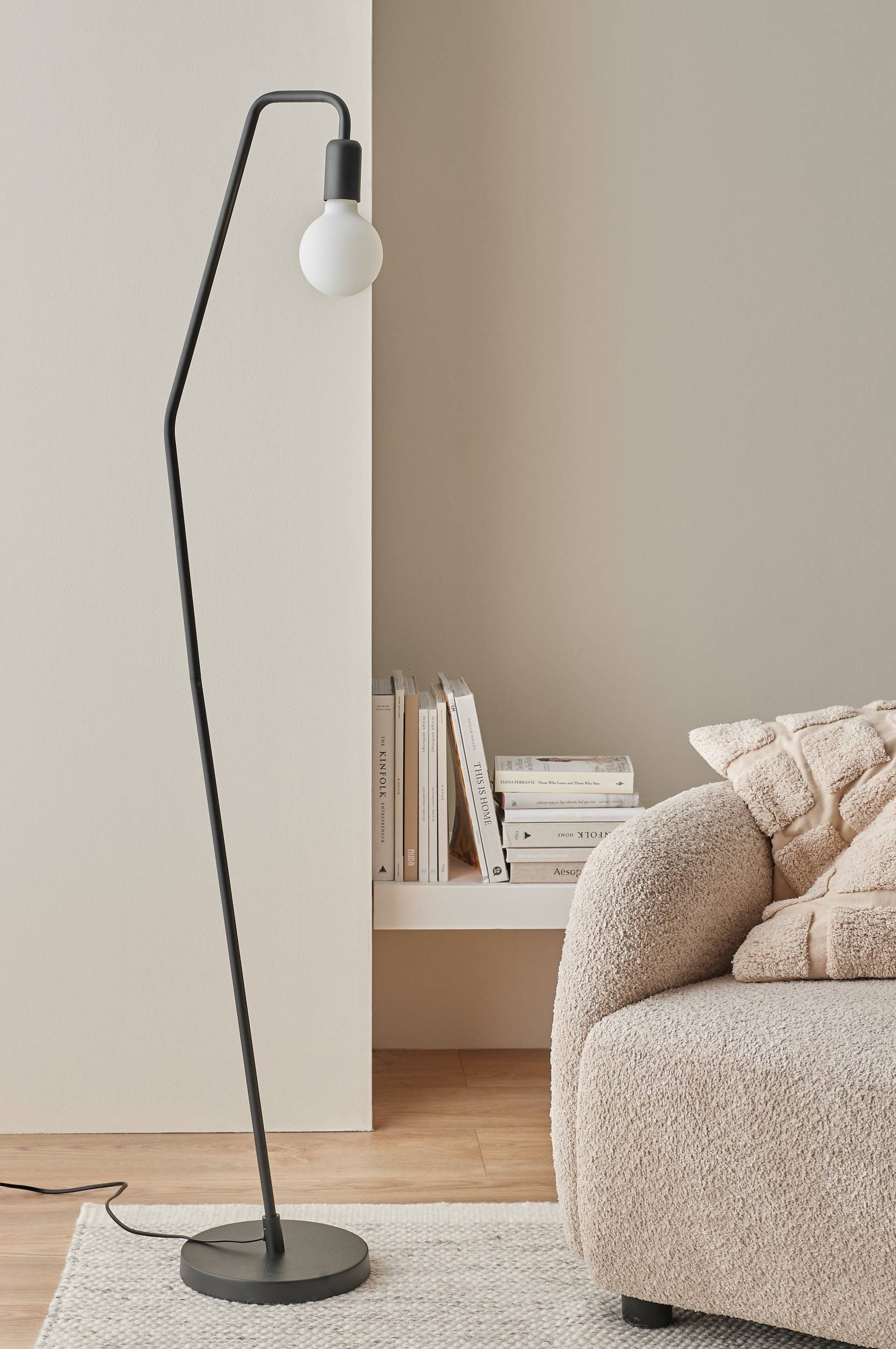 &Home - Golvlampa John - Svart