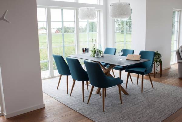 Bilde av Spisegruppe med spisebord Pernilla Sprayglass/Eik 180 og 6 stk Pia stol - Svart/blå
