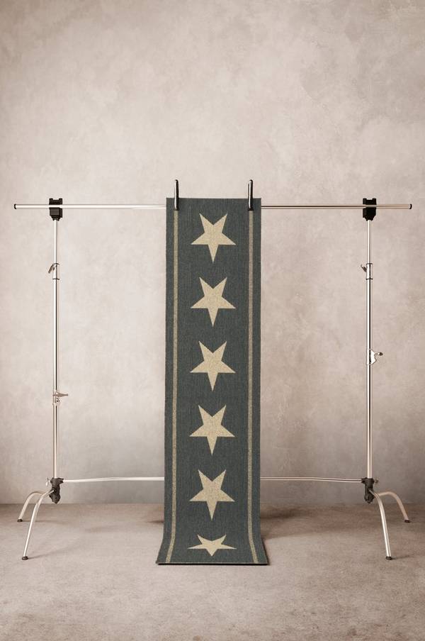 Bilde av THREE STARS INNE/UTE boucléteppe 67x240 cm - Svart/naturbeige
