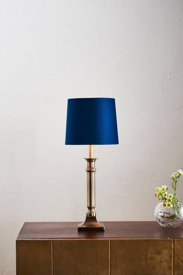Bilde av ARIEL bordlampe - lav - Antik mässing/blå
