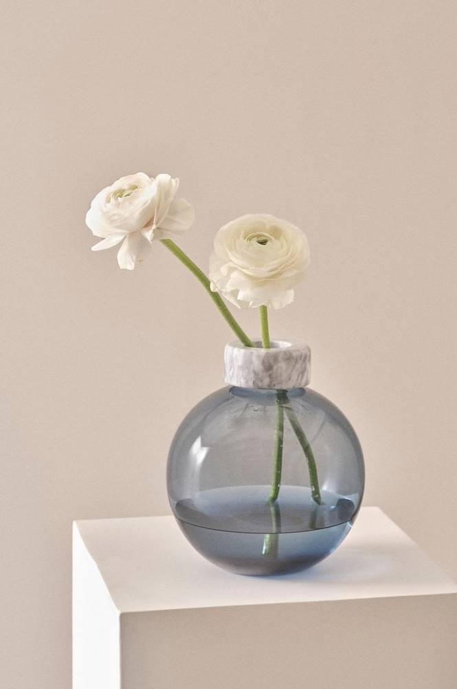 HILLEVI glasvas – höjd 19 cm Blågrå/marmor
