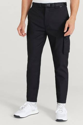 Calvin Klein Byxor Tech Stretch Buckle Pants Svart