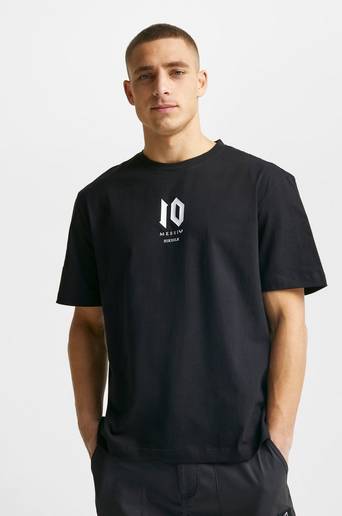 SIKSILK T-Shirt Messi X SikSilk Oversized Logo Tee Svart