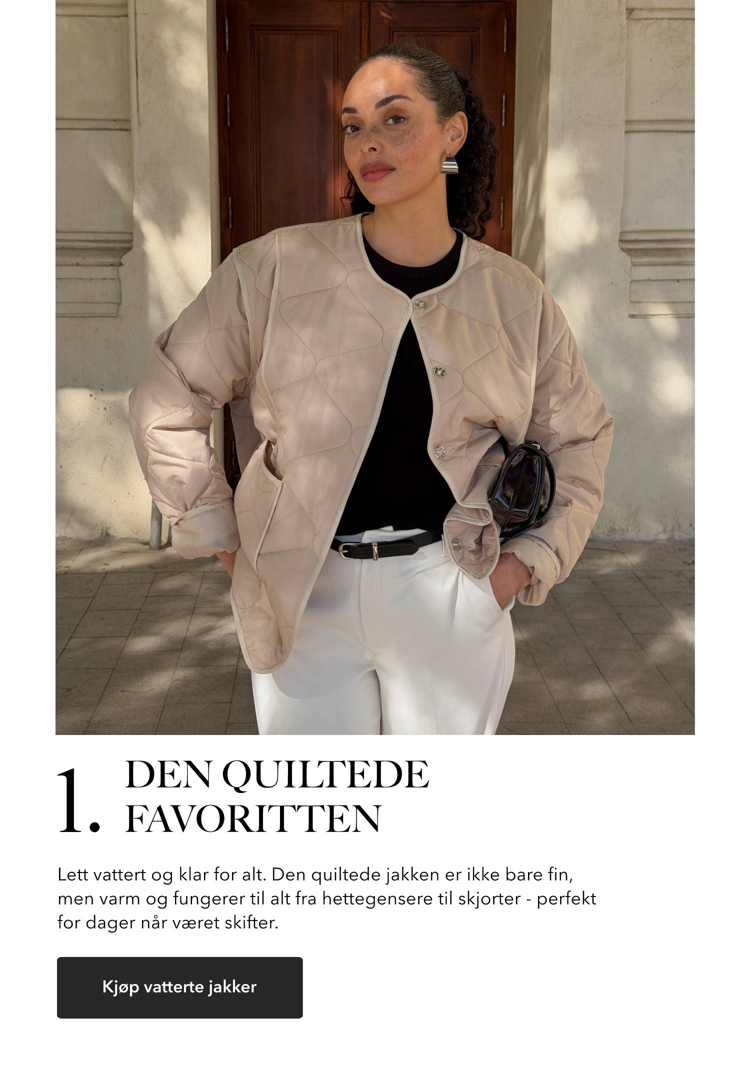 Kvinne iført en lys beige quiltet jakke over en svart topp og hvite bukser, stående utendørs foran en tredør.