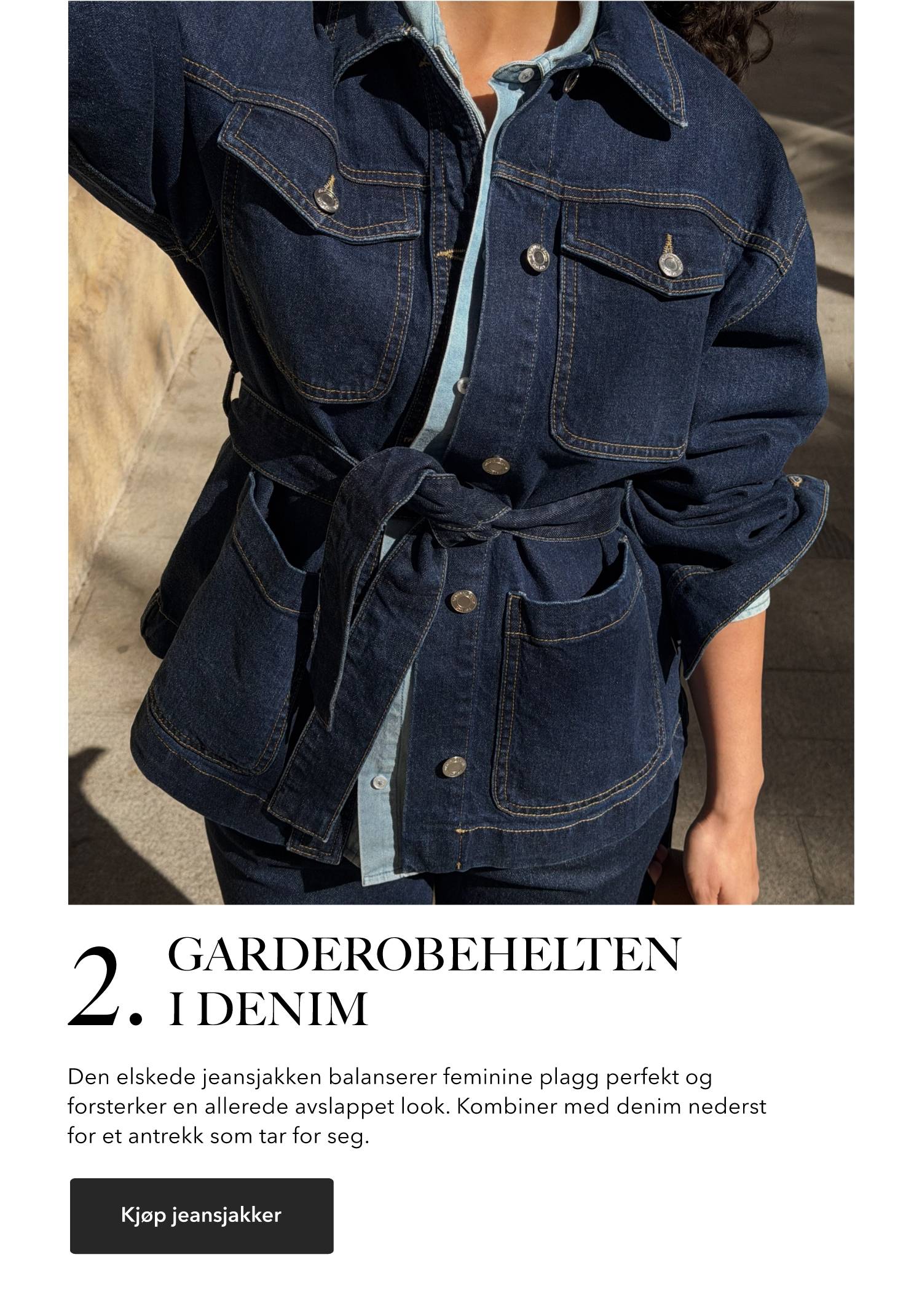 Nærbilde av en mørkeblå denimjakke med store frontlommer og knytebelte i livet.