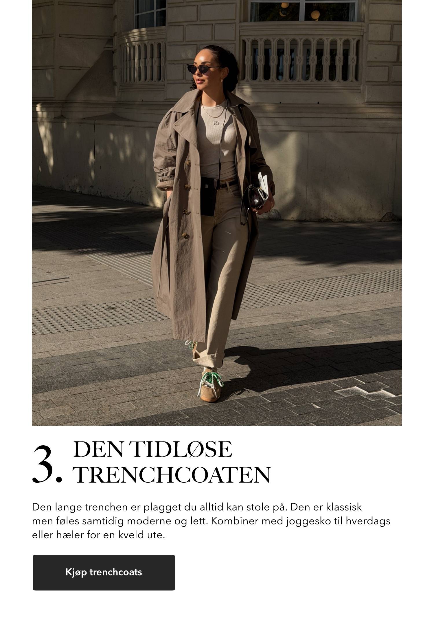 Kvinne som går utendørs iført en lang beige trenchcoat, stylet med matchende bukser og sneakers.