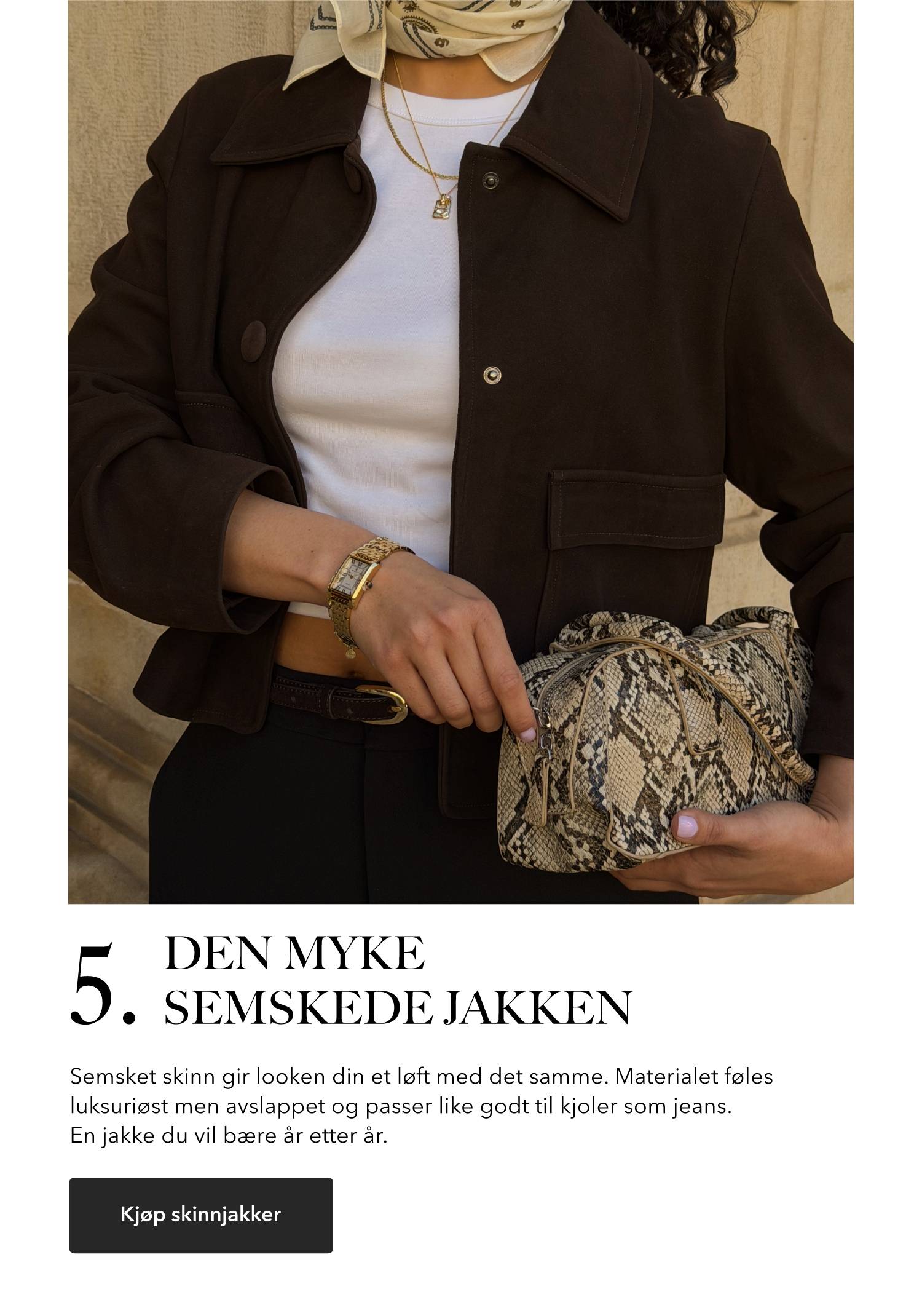 Nærbilde av en brun semsket jakke brukt over en hvit topp, stylet med gullsmykker og en veske med slangeskinnsmønster.