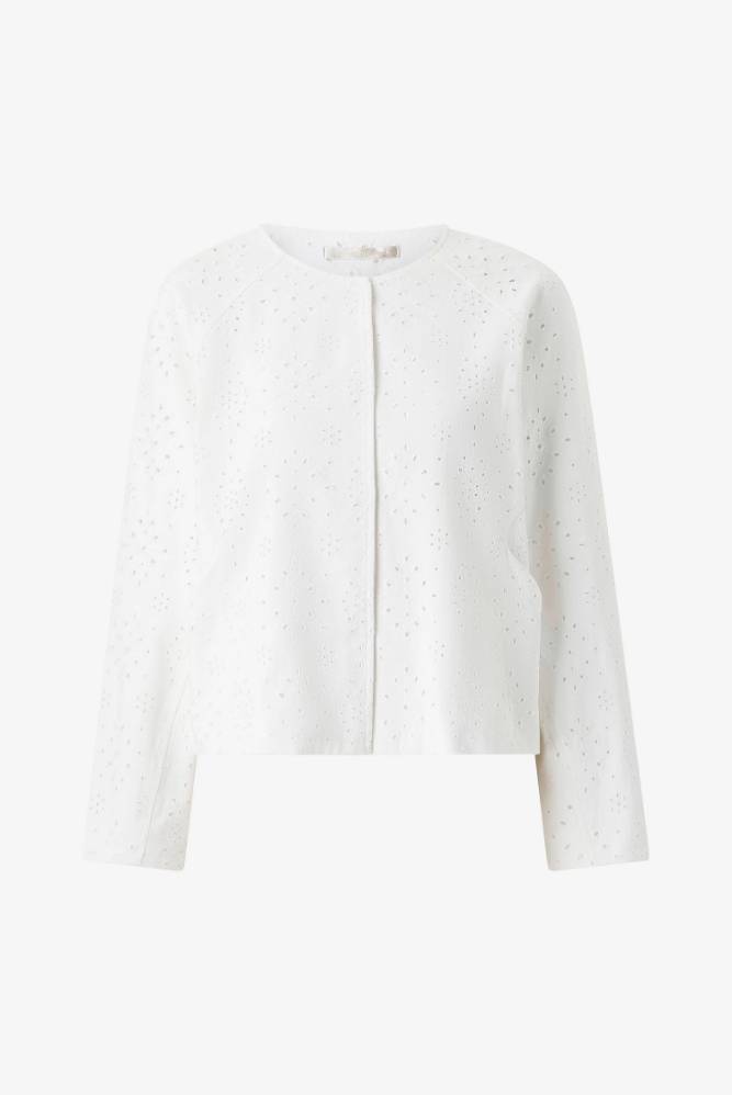 Valkoinen lyhyt takki, jossa on pyöreä pääntie, hienovarainen brodeerattu reikäkangas, pitkät hihat ja piilokiinnitys edessä.