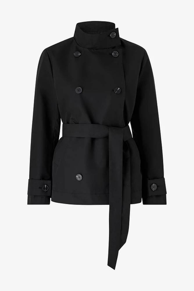 Musta kaksirivinen takki korkealla kauluksella ja vyöllä.