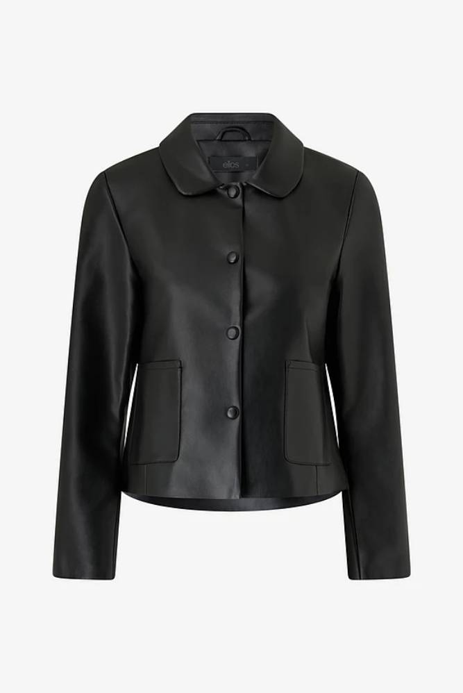 Musta nahkatakki, jossa on ryhdikäs istuvuus ja nappikiinnitys.