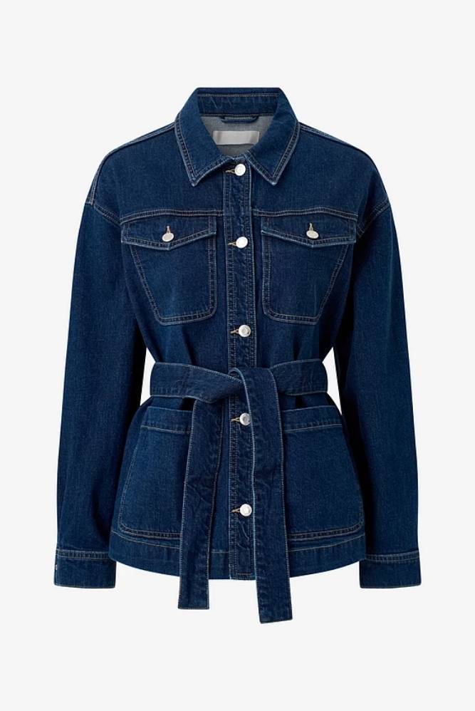 Tummansininen farkkutakki kontrastiompeleilla ja vyöllä vyötäröllä.