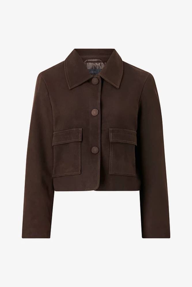 Lyhyt ruskea mokkatakki, jossa on etutaskut ja nappikiinnitys.