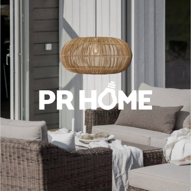 PR Home -rottinkivalaisin ulkona neutraalin sävyisten kalusteiden yläpuolella.