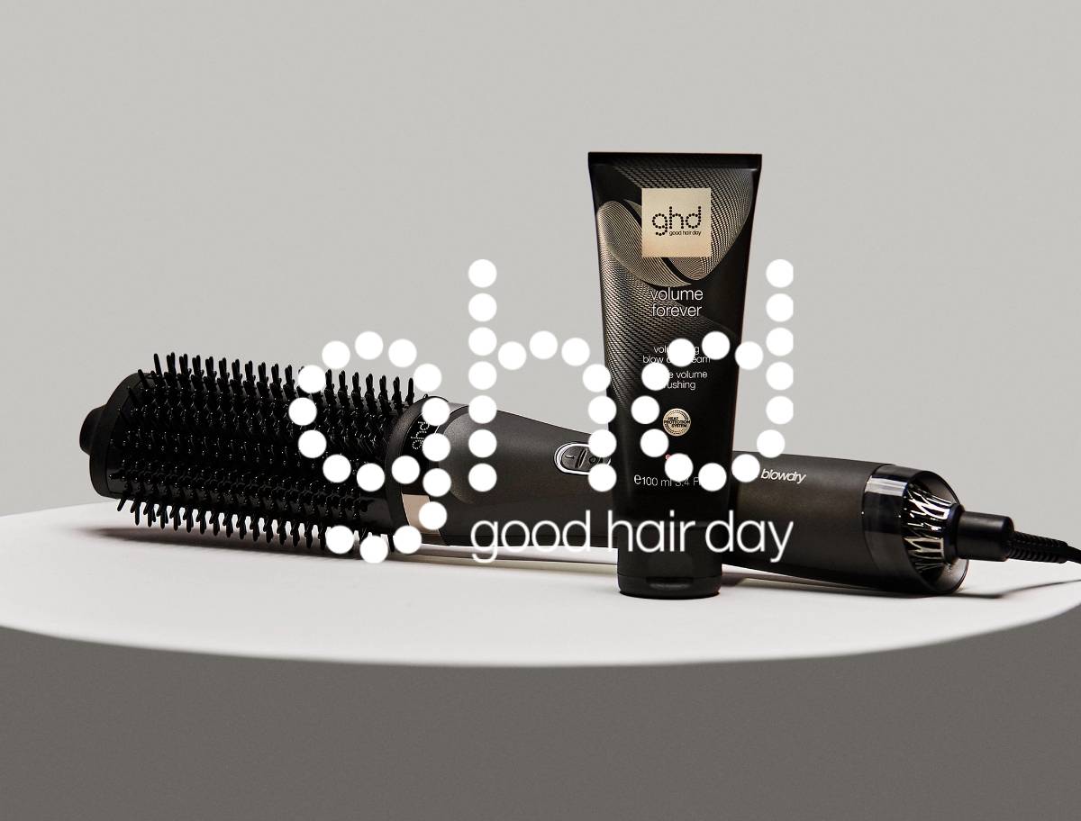 Billede af en sort varmebørste og et hårprodukt fra mærket GHD.