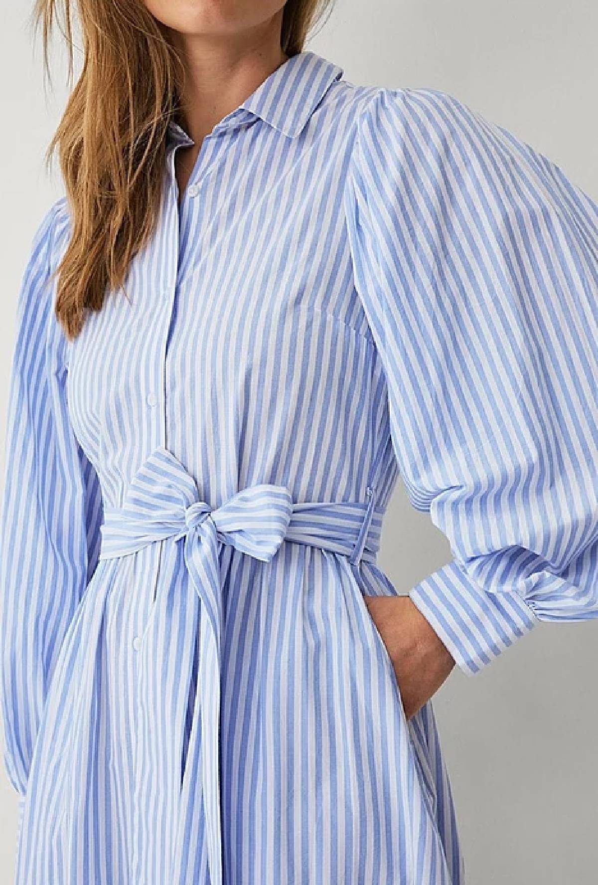 Blå- og hvid kjole med bindebånd.