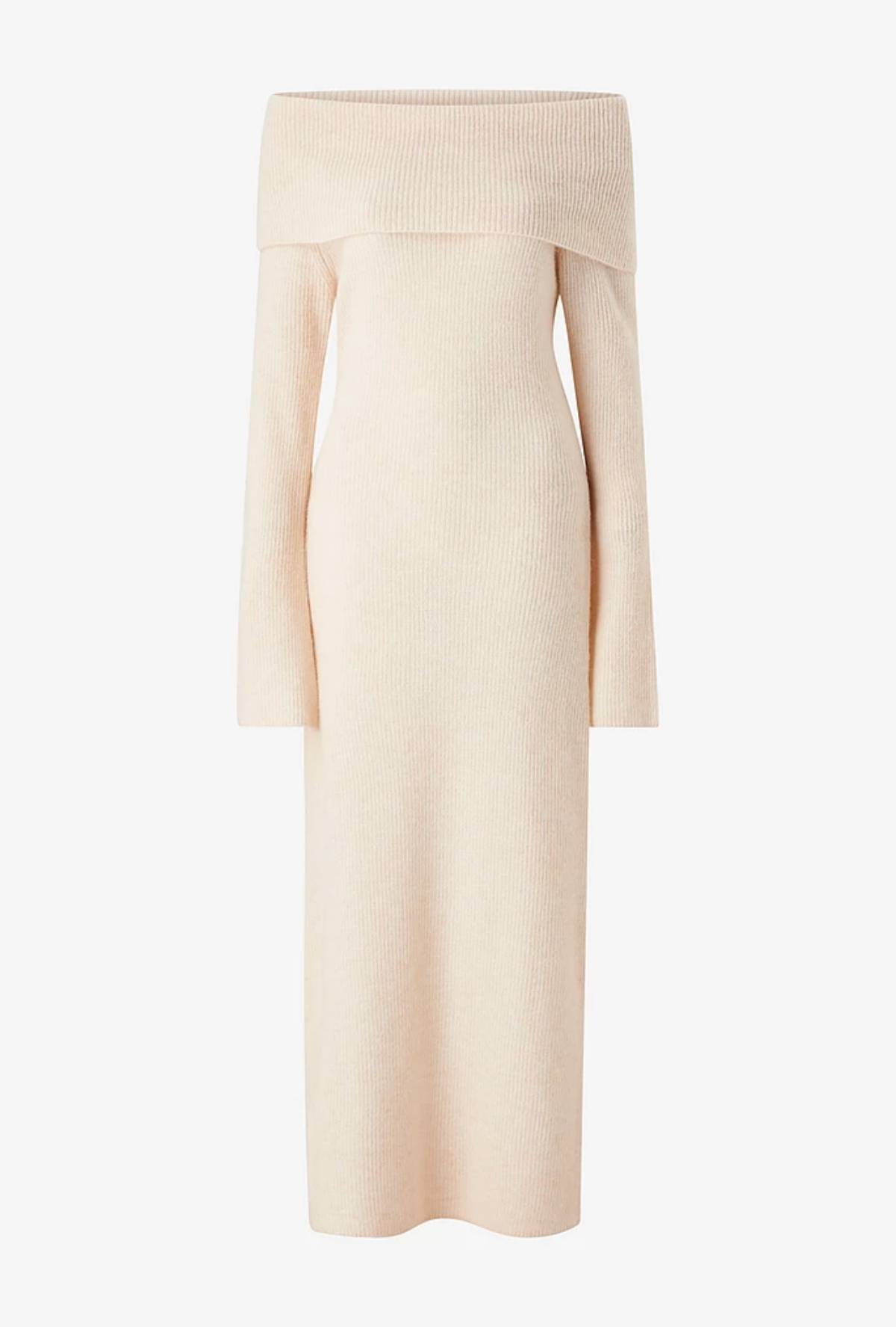 Beige figursyet strikket maxikjole med bare skuldre.