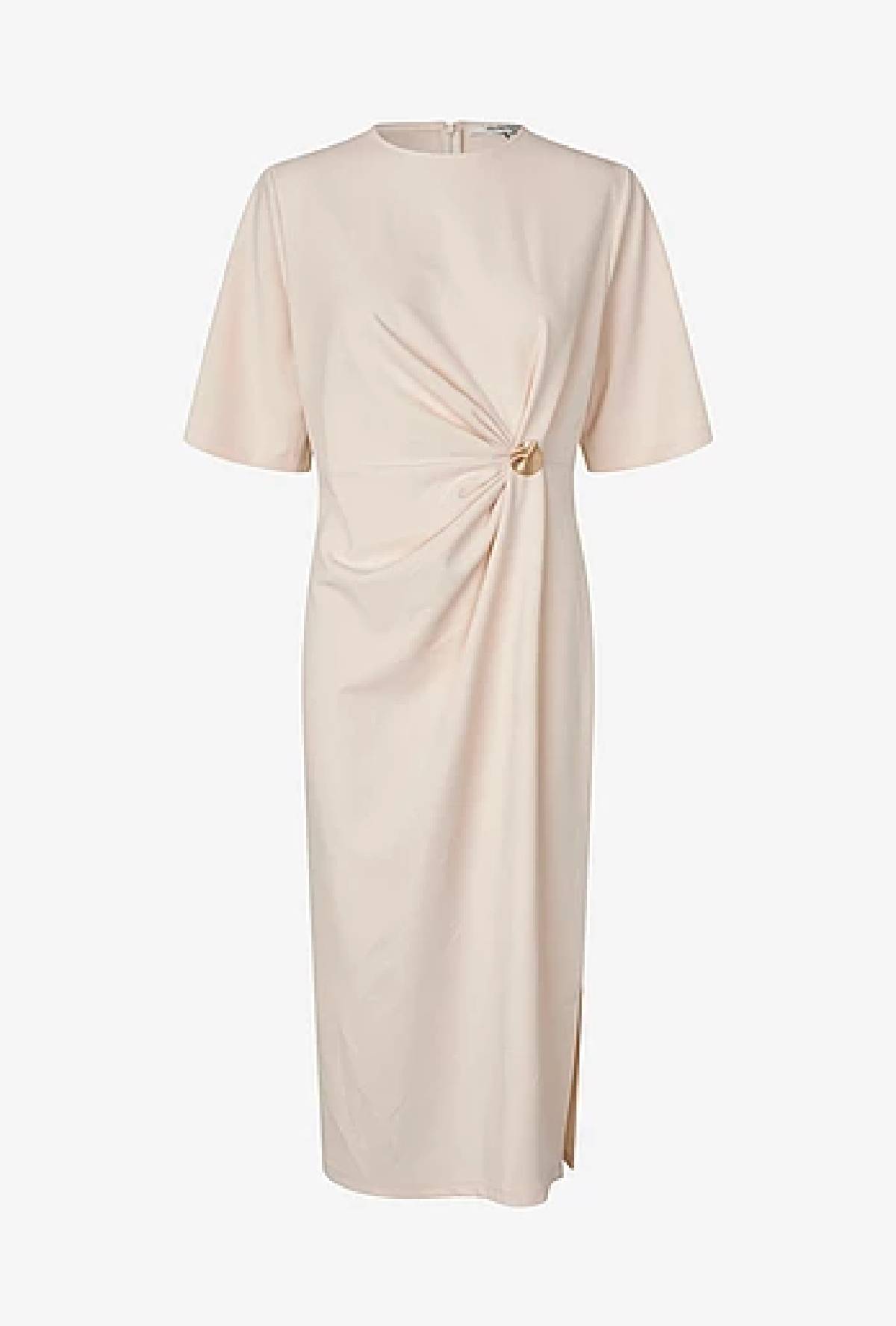 Beige kjole med dekorativ knap i taljen.