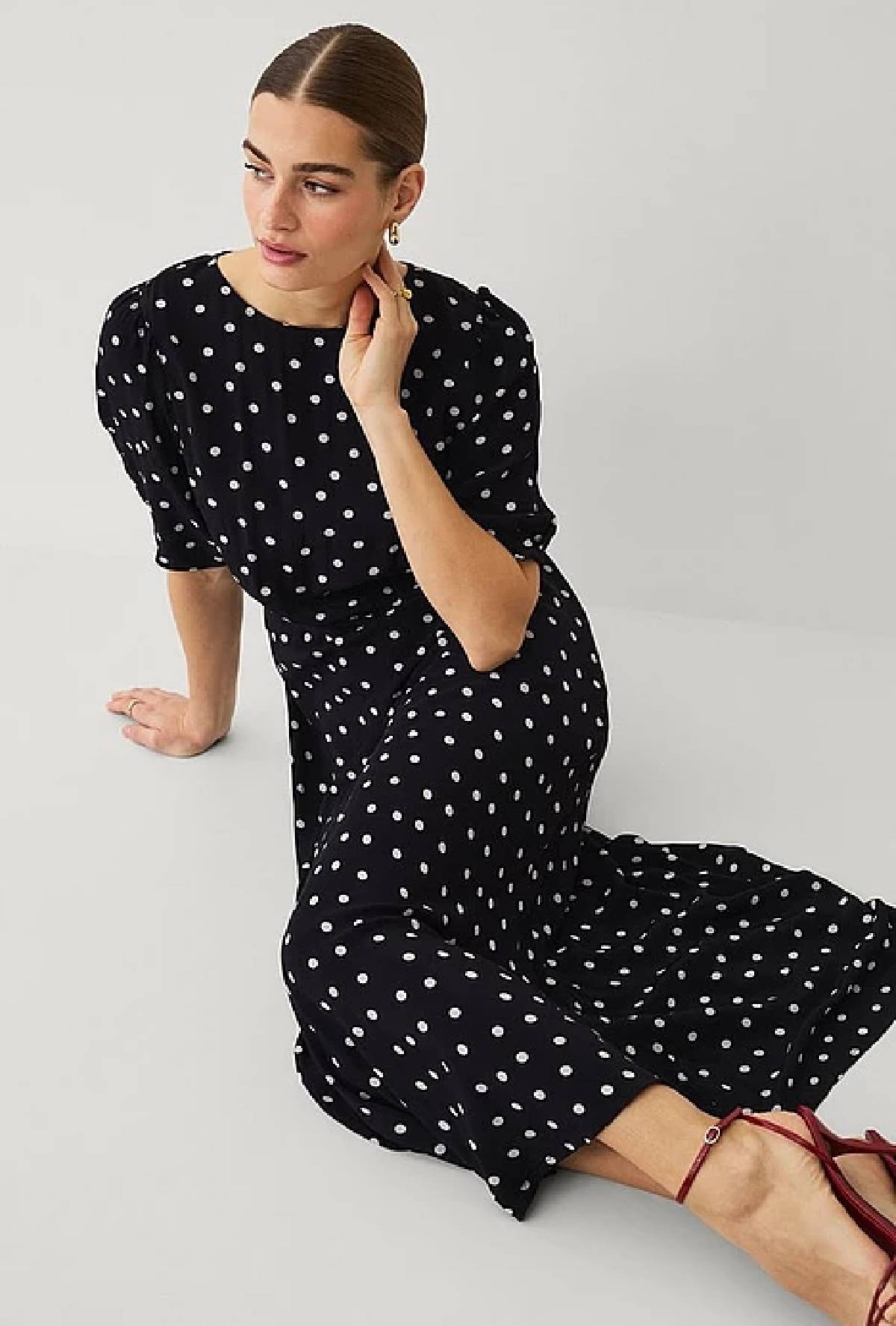 Prikket maxikjole med markeret talje.