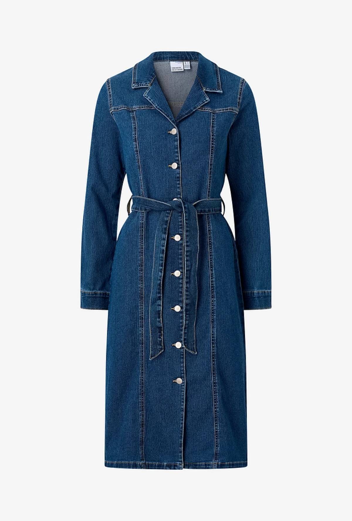 Blå denimkjole med knapper og bælte.