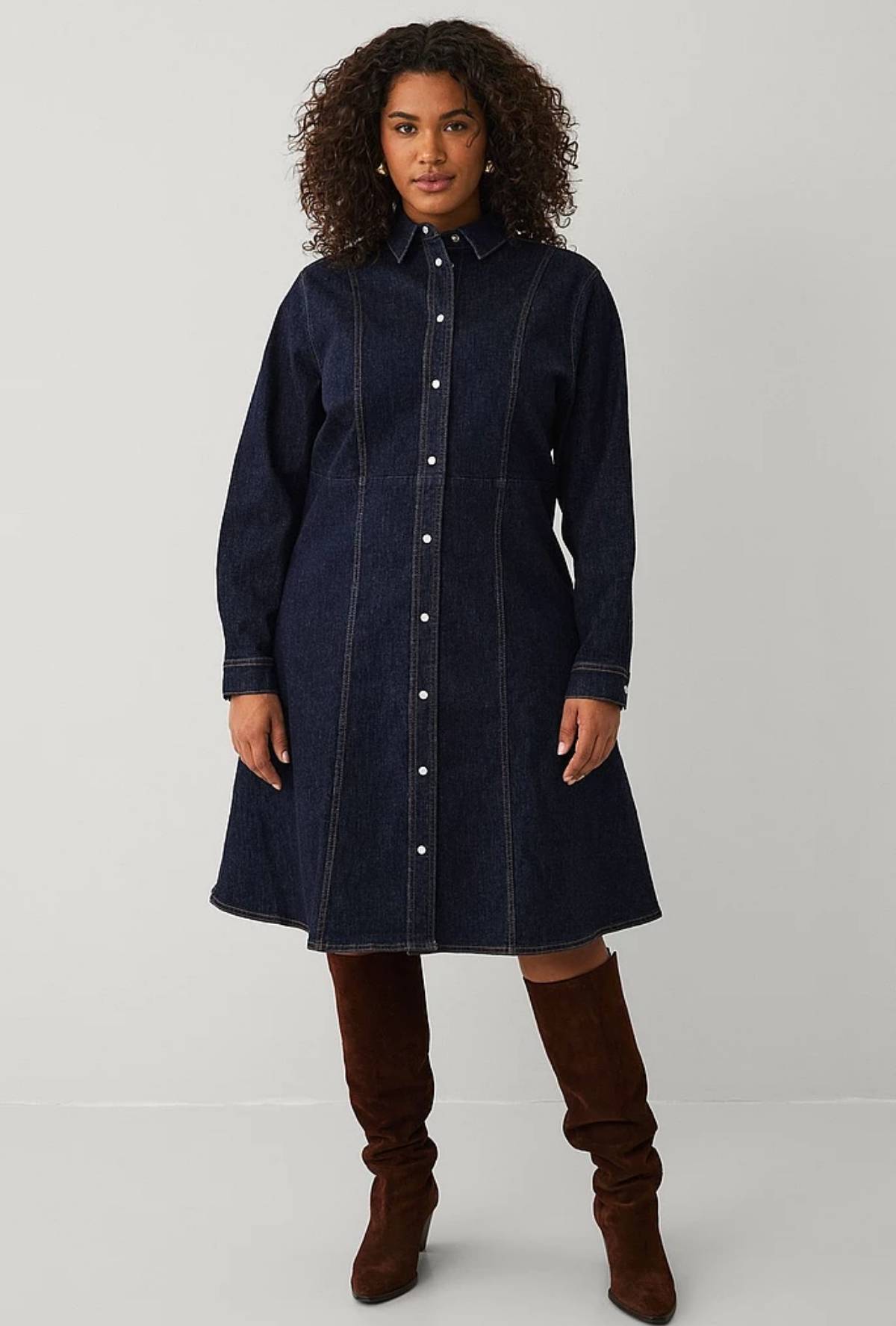 Skjortekjole i mørk denim med lange ærmer.