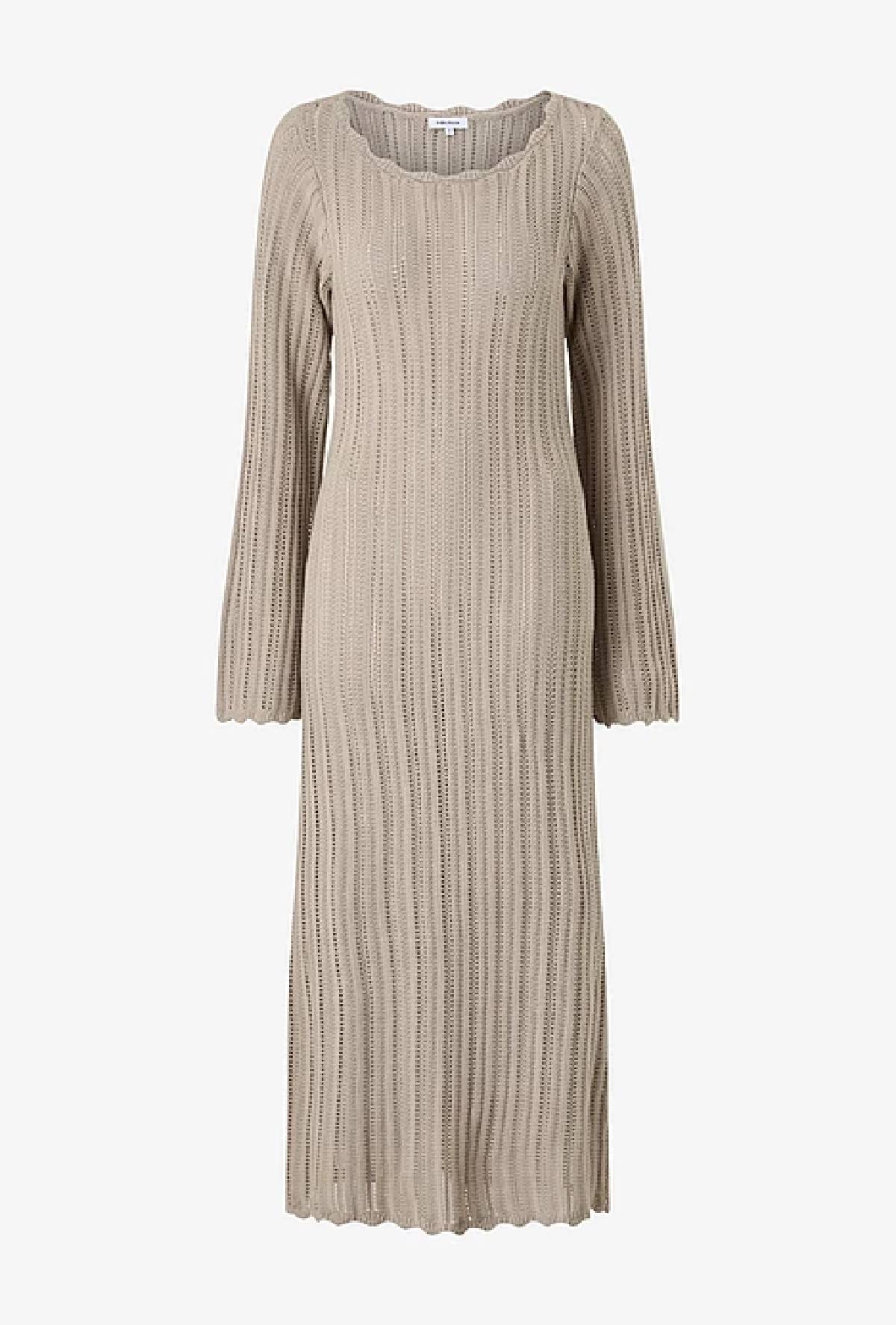 Lang beige strikket kjole.