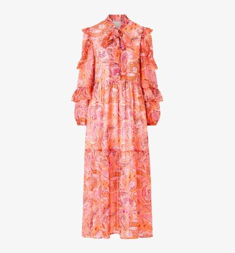 Lang orange mønstret kjole med flæsedetaljer og lange ærmer.