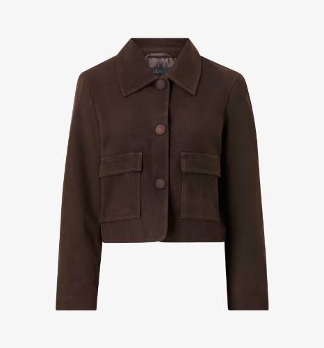 Kort brun jakke med frontlommer og knaplukning.