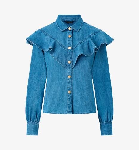 Blå denimbluse med flæser og lange ærmer.