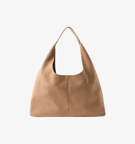 Brun ruskindstaske med blød, rund form.