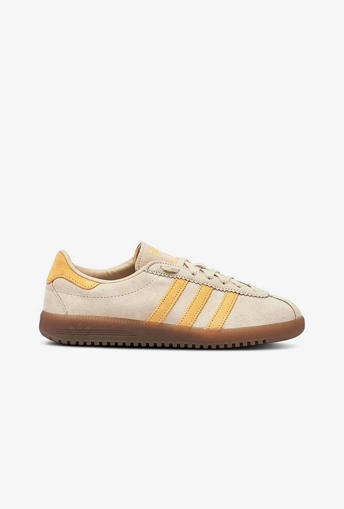 Lave sneakers fra adidas Originals i beige med gule detaljer.