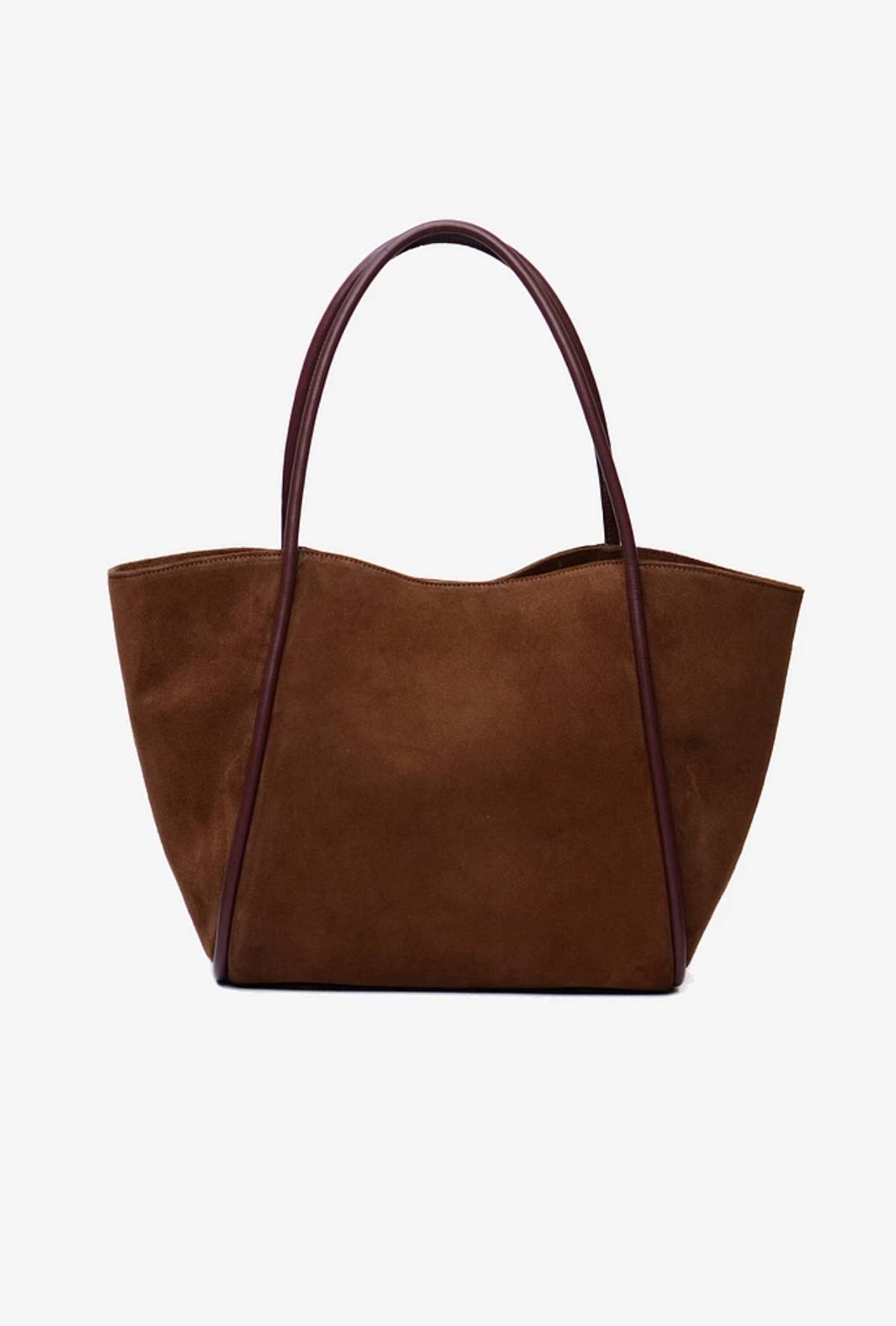 En brun veske i semsket skinn.