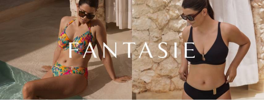 Kolme naista ruskeissa, beigenvärisissä ja mustissa uima-asuissa poseeraamassa yhdessä pehmustetulla päivävuoteella tekstin ”Step into vacation mode – Swim Collection / SS26” kanssa.