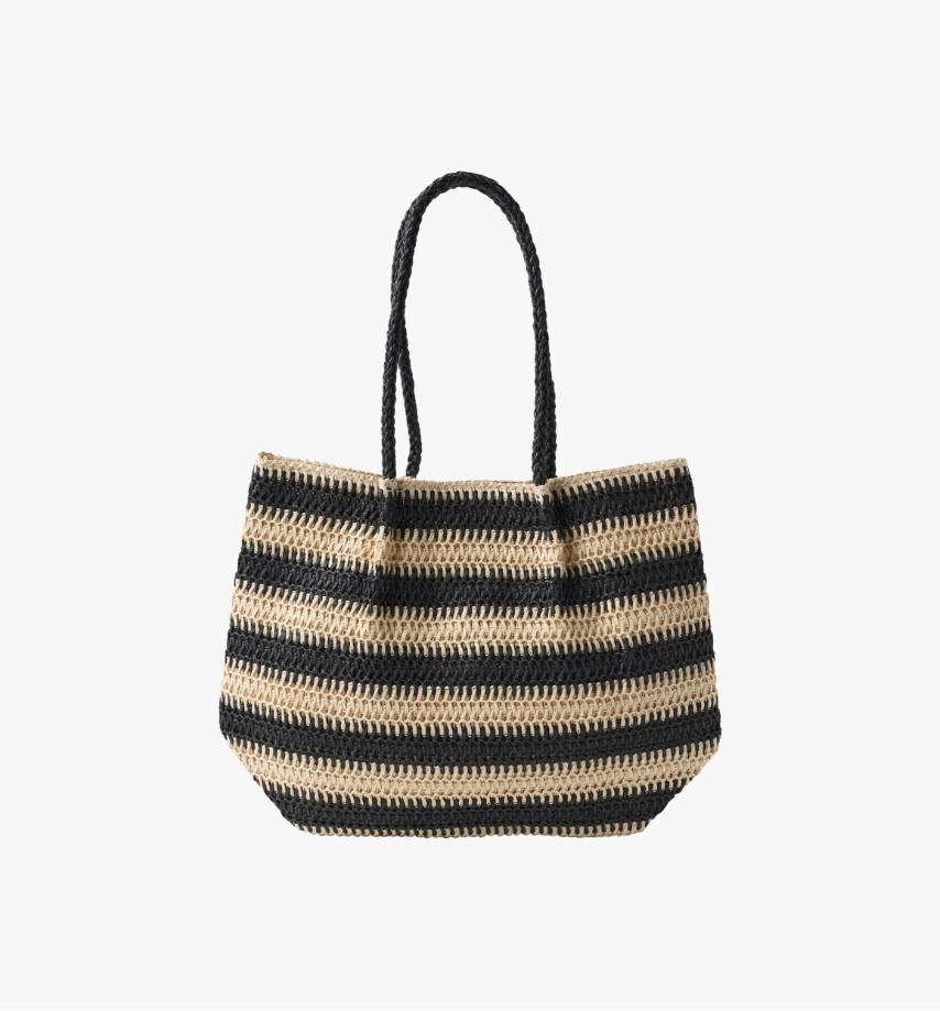 Raidallinen shopper-laukku luonnonvärisestä ja mustasta punotusta materiaalista. Mustat kantokahvat.