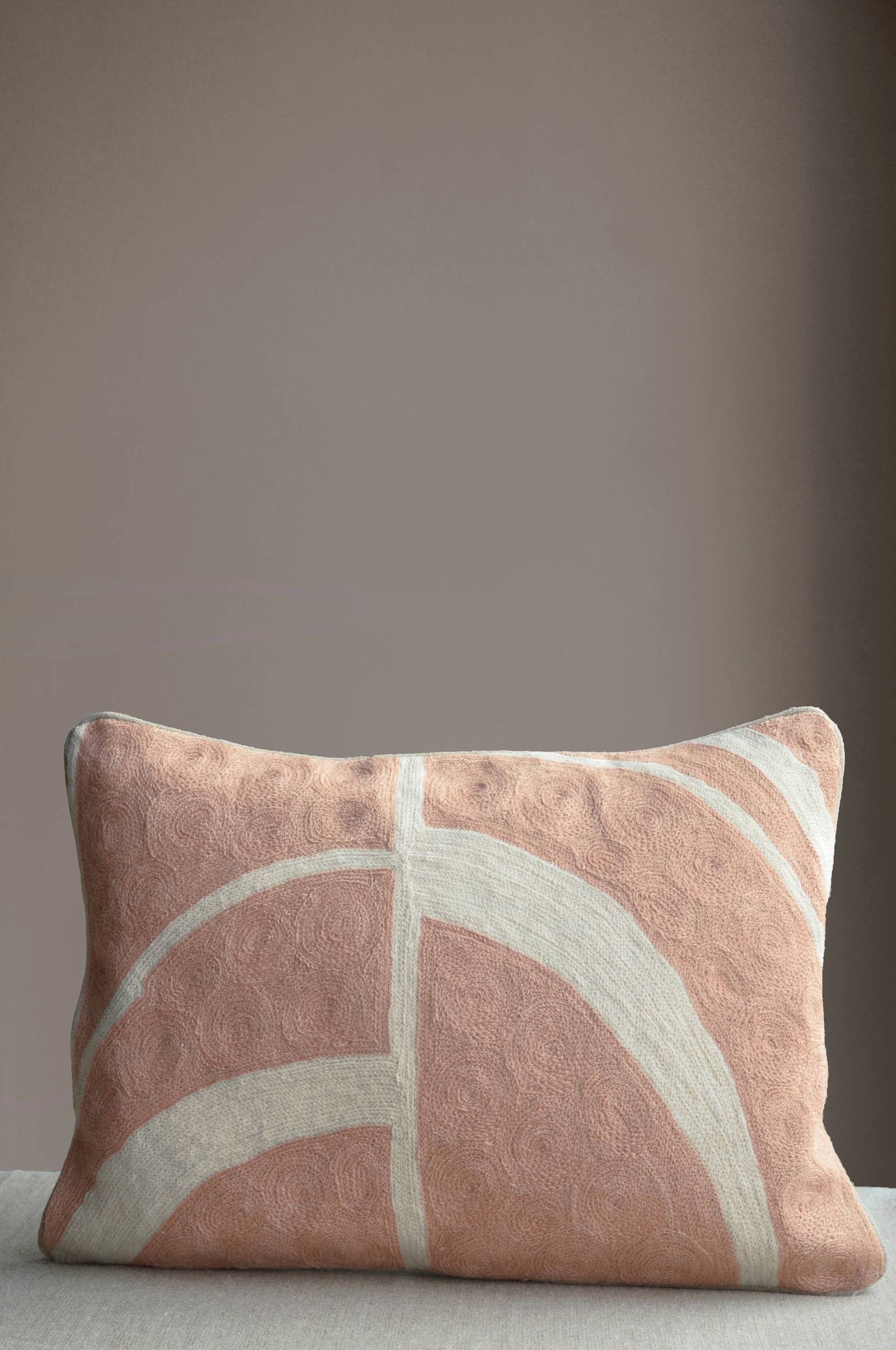 Arches tyyny, käsinbrodeerattu, 30x50 cm, Mimou