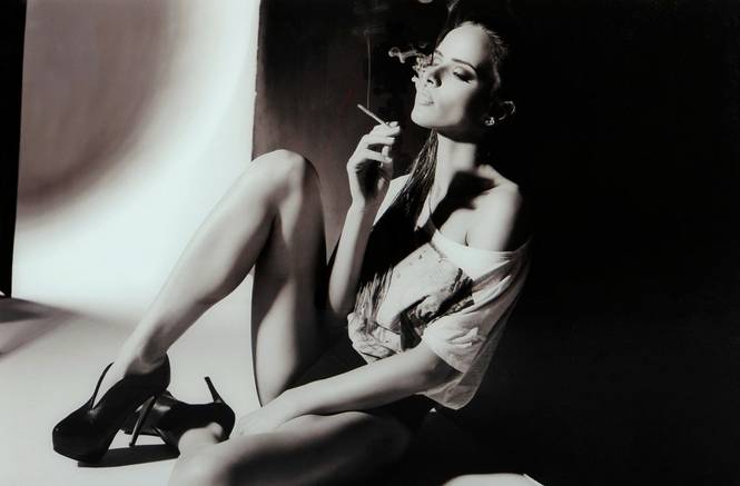 Bilde Women with cigarette