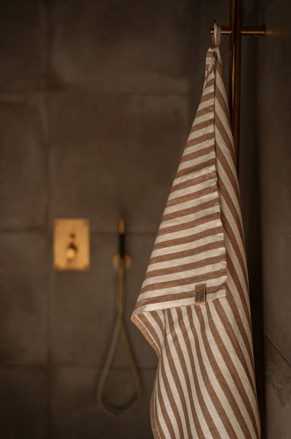 Lovely Linen Hamam Handduk Misty i tvättat linne, brun från Lovely Linen, bild 2
