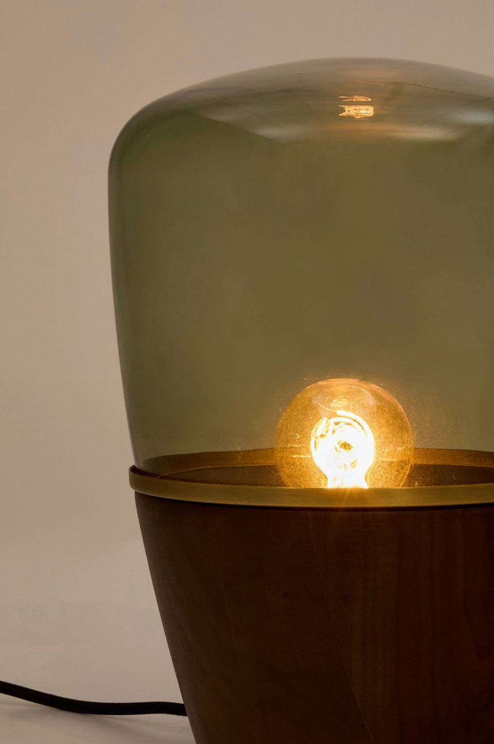 Kave Home Silex bordslampa av valnötsfanér och grönt glas, grön från Kave Home, bild 2