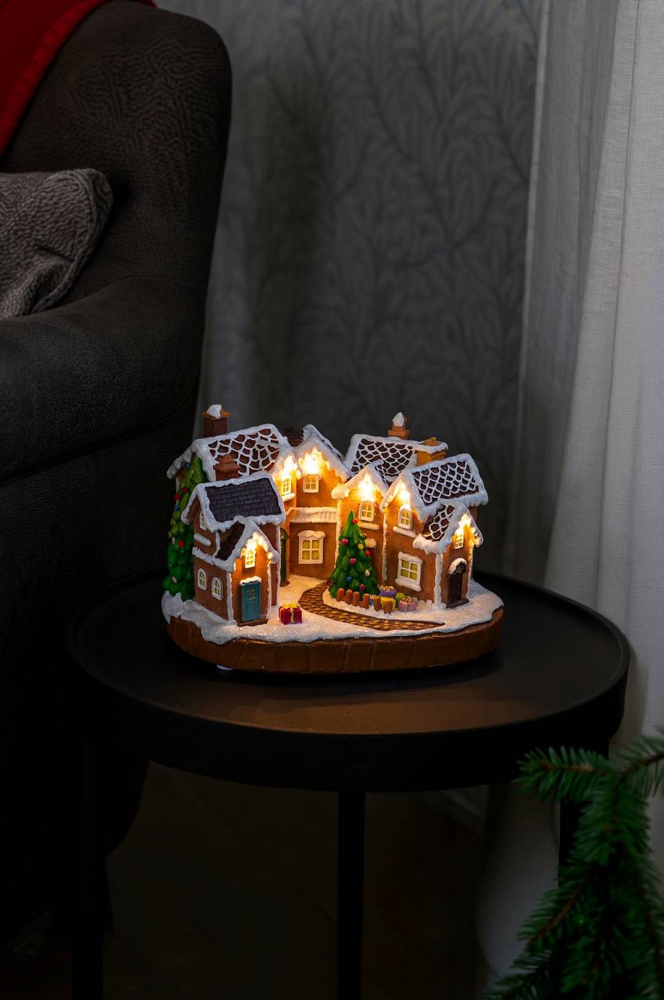 Konstsmide B/O Pepparkaksby 23 cm LED, brun från Konstsmide, bild 2