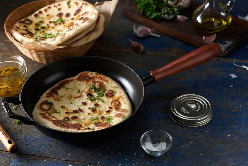 Staub Stekpanna med trähandtag, 24 cm, svart från Staub, bild 5
