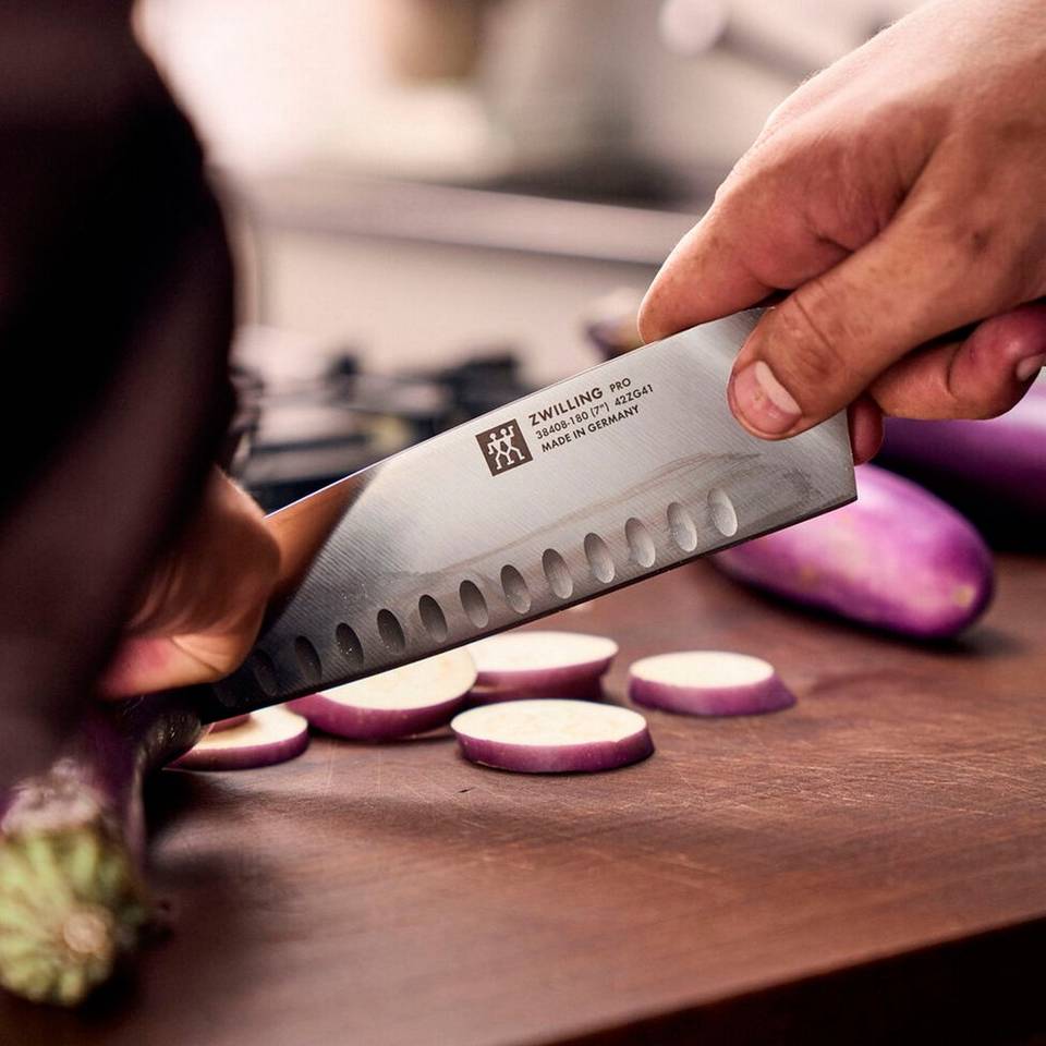 Zwilling Pro, japansk Santoku-kockkniv, 18 cm, konkav egg, svart från Zwilling, bild 5