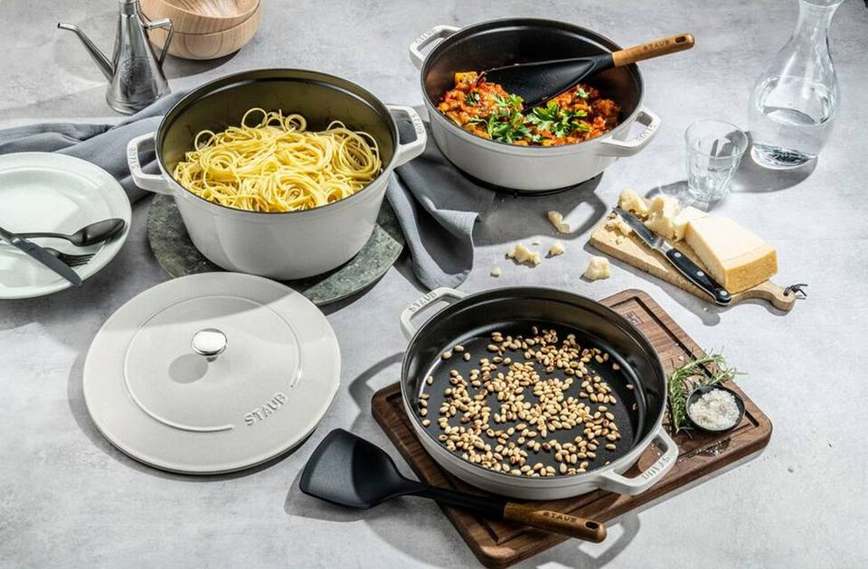 Staub Stapelbara gjutjärnskastruller, 3-delars set, vit från Staub, bild 5