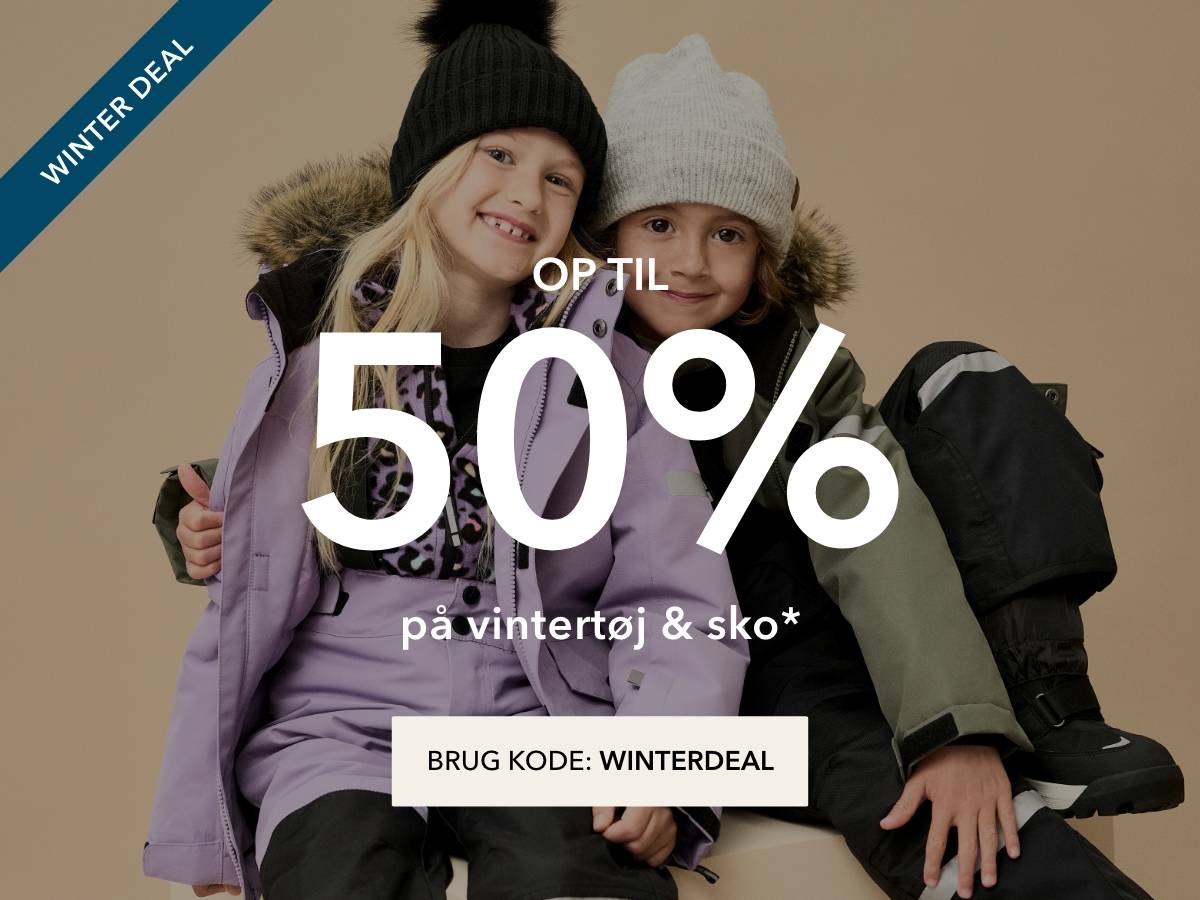 To børn i vintertøj med huer og jakker mod beige baggrund samt tekst om op til 50 % rabat på vintertøj og sko med koden WINTERDEAL.