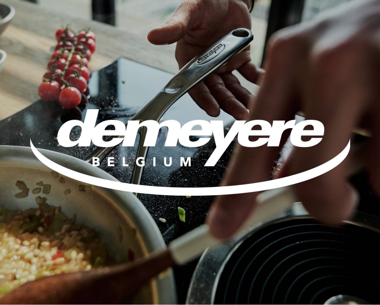 Ruoanlaittoa kattilassa Demeyere-keittiövälineillä.