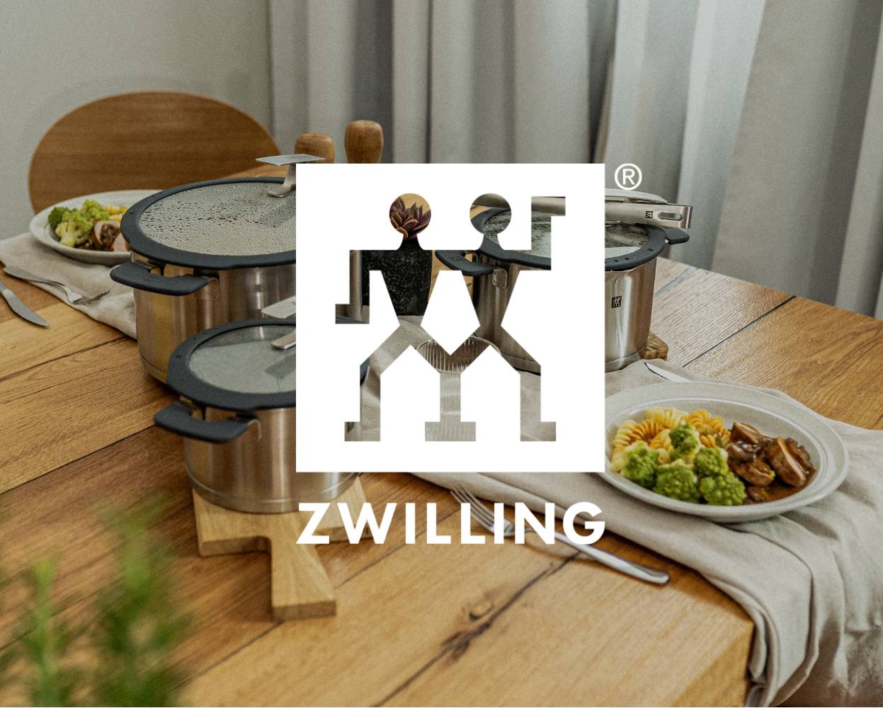 Zwilling-keittiötuotteita katettuna pöydälle.
