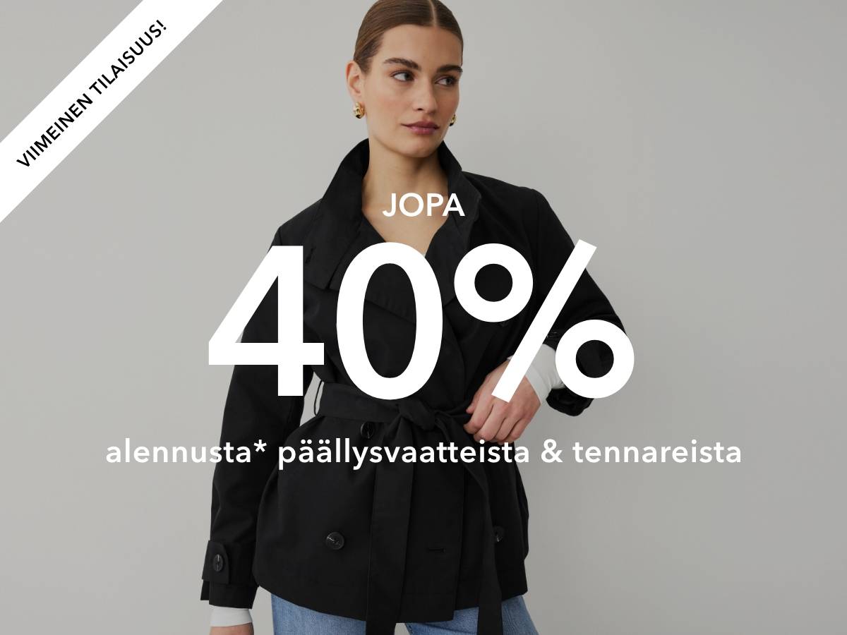 Nainen yllään musta vyötäröltä sidottava takki, kuvassa teksti joka tarjoaa jopa 40 % alennuksen päällysvaatteista ja tennareista.