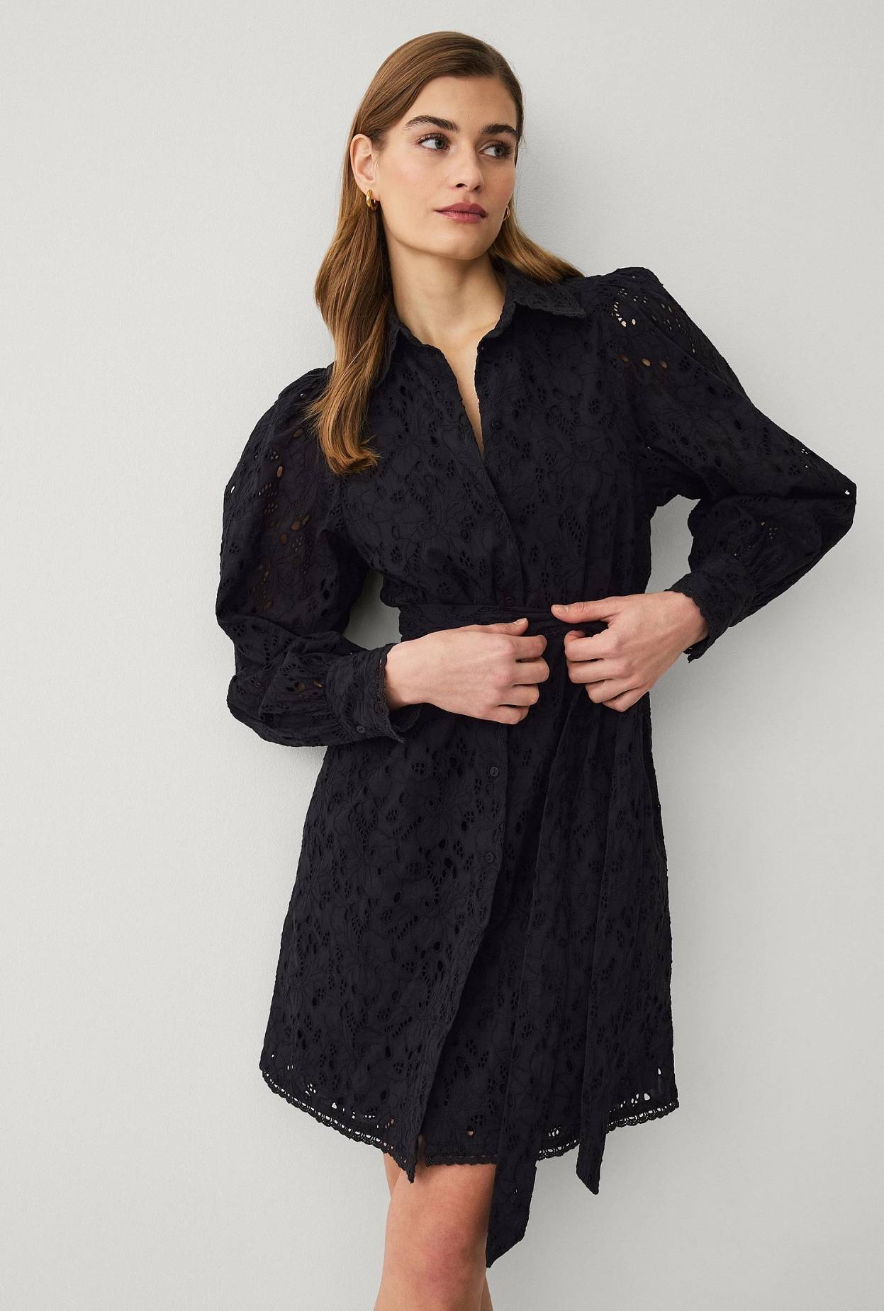 Musta mekko napeilla