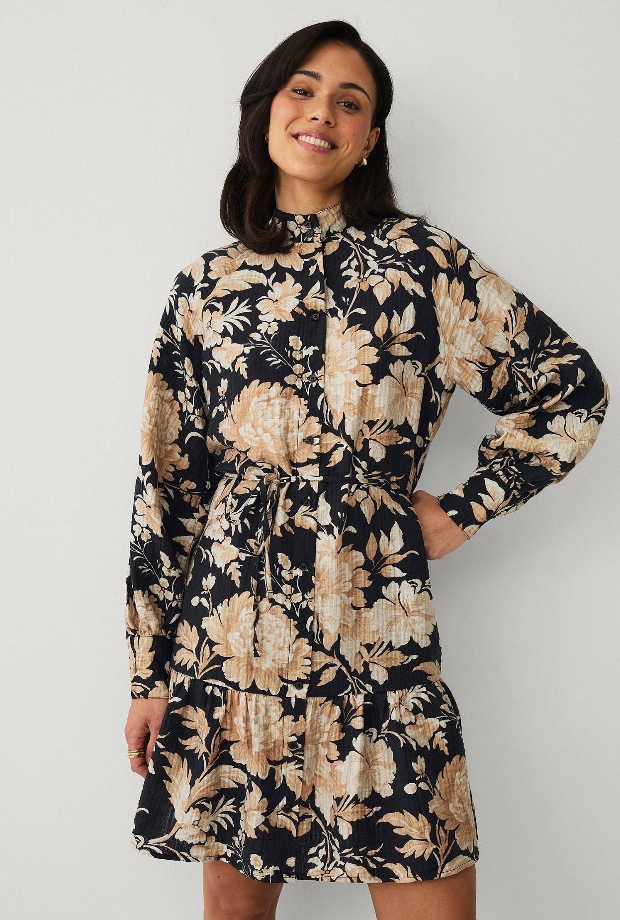 Kuviollinen mekko pitkällä hihalla