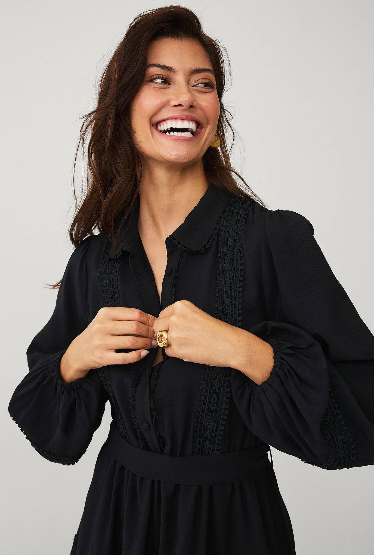 Musta mekko korostetulla vyötäröllä