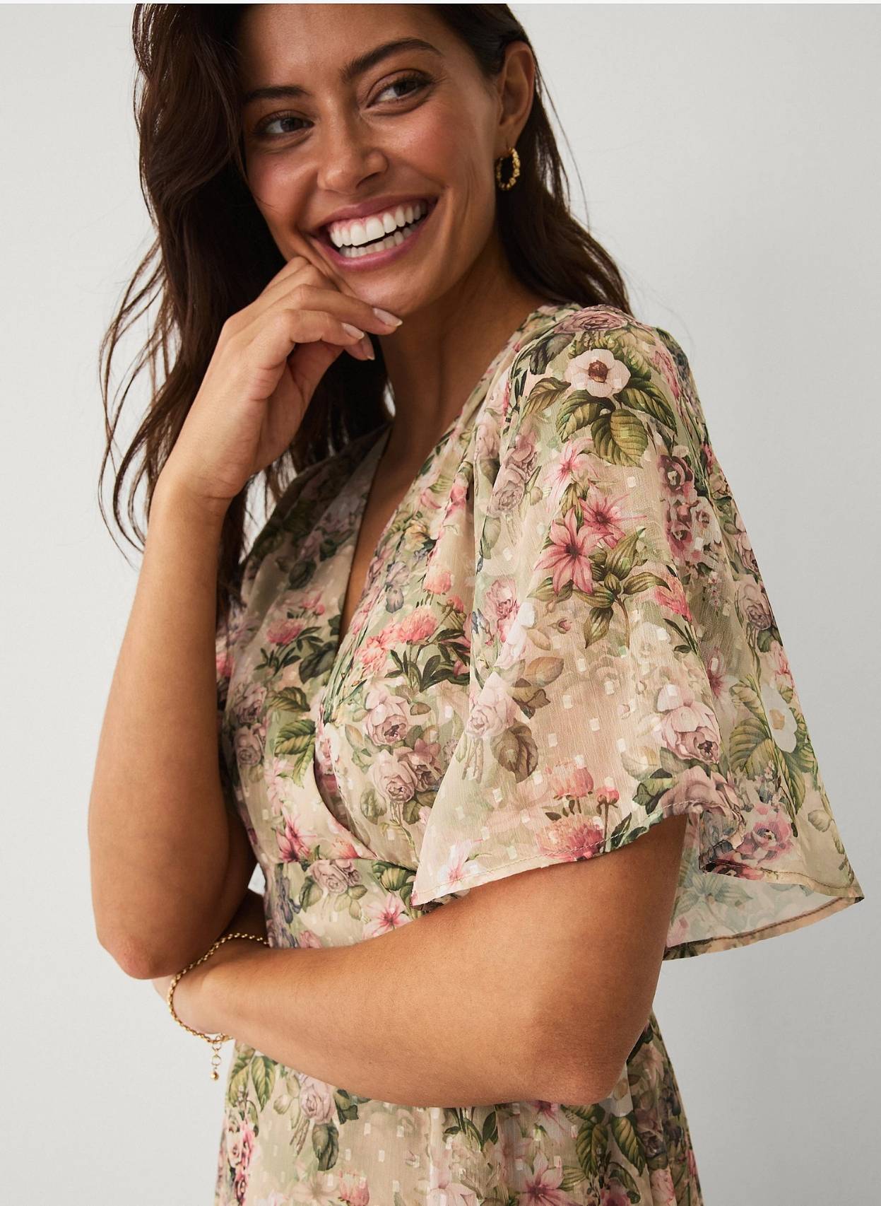 Nainen kukkakuvioisessa mekossa.